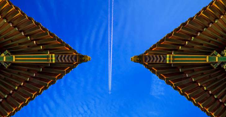 摄图网_500300005_飞机与传统(企业商用) (微信配图).jpg